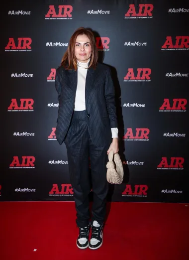 Prekrasna Branka ovaj put je sjajno spojila odijelo i tenisice. A cijeli styling je upotpunila upečatljivom Double Knot torbicom modne kuće Bottega Veneta