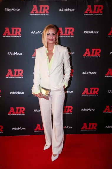 Nevena je zablistala u bijelom odijelu, a cijeli outfit je podigla zlatnom clutch torbicom. 