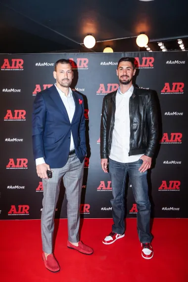 Bivši košarkaš na premijeru stigao u elegatnom izdanju s dozom twista. 