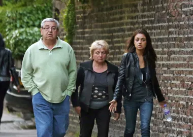 Lijepa holivudska glumica i zvijezda serije &apos;Lude 70-e&apos;, Mila Kunis, voli se družiti sa svojim roditeljima pa su ih paparazzi često znali uloviti u ležernim šetnjama. Iako Mila na prvi pogled možda ne nalikuje svojoj majci koja je po zanimanju učiteljica, kada malo bolje pogledamo, sličnosti su ipak uočljive. Milina obitelj inače je iz Ukrajine, a u Los Angeles doselili su se kada je glumici bilo sedam godina.
