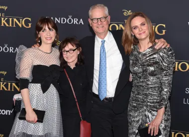 I Zooey Deschanel dolazi iz obitelji slavnih. Naime, lijepa je glumica kći slavnog redatelja i filmaša Caleba Deschanela te glumice Mary Jo Deschanel pa i ne čudi da je i sama odlučila postati zvijezda. Od svoje majke naslijedila je fizičke karakteristike, ali i talenat za glumu. Njezina sestra Emily također je glumica, a slavna obitelj pozirala je fotografima na crvenom tepihu tijekom premijere filma &apos;The Lion King&apos;.