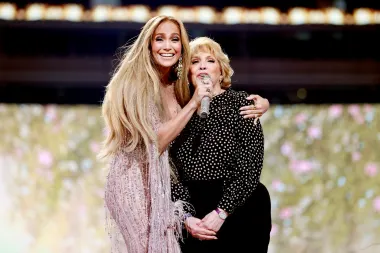 Latino diva J.Lo nikad se nije sramila svog podrijetla pa je tako dobro poznato da je prije nego što se proslavila imala prilično teško djetinjstvo. Sa svojom majkom Guadalupe Rodriguez imala je kompliciran odnos, no unatoč tome ju voli i cijeni. Guadalupe se u Bronx doselila iz Puerto Rica te je samostalno odgajala svoje kćeri nakon što se razvela od supruga Davida, a slavna pjevačica otkrila je da je njezina majka bila jako stroga u odgoju nje i njezinih sestara, Leslie i Lynde.