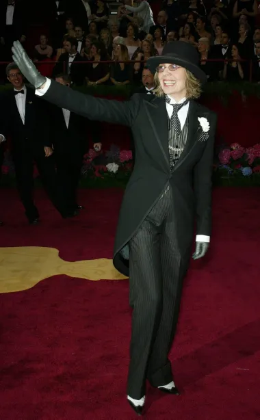 Legendarna glumica Diane Keaton na dodjeli Oscara 2004. nosila je outfit koji je odao počast njezinom liku Annie Hall iz sedamdesetih. Na dodjeli ove prestižne nagrade, za koju je bila i nominirana za ulogu u filmu &apos;Ljubav nema pravila&apos;, nosila je odijelo s potpisom Ralpha Laurena, a uparila ga je s rukavicama i šeširom.