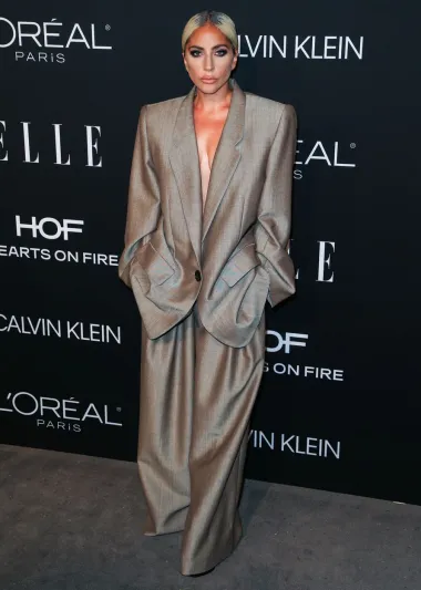 Oversize sivo odijelo nosila je i Lady Gaga, i to ono s potpisom Marca Jacobsa, u listopadu 2018. na ELLE Women in Hollywood večeri. A tijekom govora na događaju, Gaga je otkrila da time što je odabrala odijelo želi vratiti svoju moć, moć koju njoj i drugim ženama iz dana u dan oduzimaju muškarci koji ih objektiviziraju i seksualno zlostavljaju.