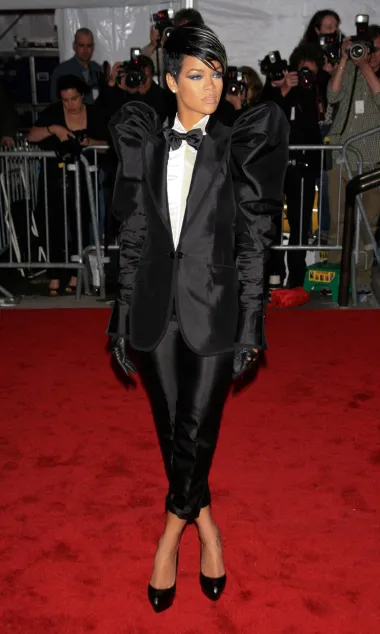 Pomalo neobičan smoking nosila je pjevačica Rihanna na Met Gali 2009. godine. Odabrala je odijelo s potpisom Dolce &amp; Gabbane, s neobičnim rukavima i detaljima na ramenima.