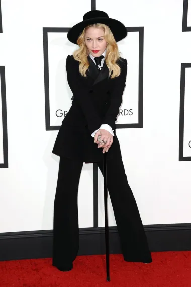 Nošenje odijela nije nikakva novost za Madonnu, a jedan od njezinih najsmjelijih lookova bio je onaj iz 2014. kada se na dodjeli Grammyja pojavila crnom smokingu. Madonna je uparila izgled sa štapom i crnim šeširom i izgledala je zaista moćno.