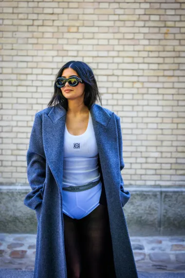 Baš kao i njezina sestra, i Kylie Jenner obožava nositi upečatljive modne kombinacije. U rujnu 2022. popularna influencerica došla je na reviju luksuzne modne kuće Loewe, a kako bi odala počast brendu, odlučila je odjenuti donje rublje iz njihove kolekcije. Uskladila je svoje uske bijele gaćice s bijelom majicom bez rukava, a kako bi malo &apos;podigla&apos; svoj look, odjenula je dugi sivi kaput te sve začinila crnim sunčanim naočalama. 