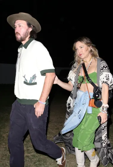 Hollywoodska glumica na Coachellu je definitivno došla spremna. U zelenom kompletu koji se sastoji od topića i suknje ispod koljena, te puno nakita. Uz sve to, ponijela i je analogni fotoaparat. Čini se kako je Kate odlučila sve zabilježiti i to na &apos;staromodan&apos; način gdje ne vidi što fotografira već tek kada razvije film. 