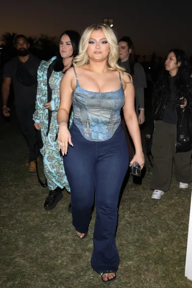 Bebe Rexha je na Coachellu stigla u ultra uskim trapericama i korzetu s printom, dok je sve uparila s jednostavnim natikačama. 