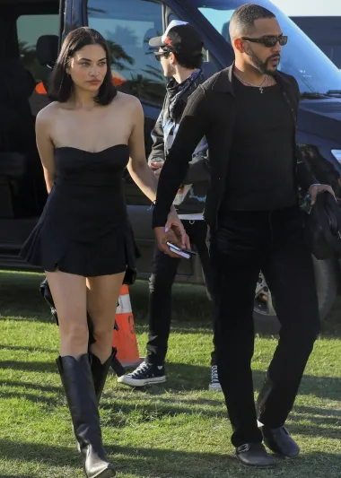 Svoje duge noge pokazala je i manekenka Shanina Shaik koja je na Coachellu stigla  s dečkom. Oboje su se odlučili za &apos;all black&apos; kombinaciju.  Shanina je blistala u jednostavnoj crnoj mini haljini bez naramenica i statment cowboy čizmama. 
