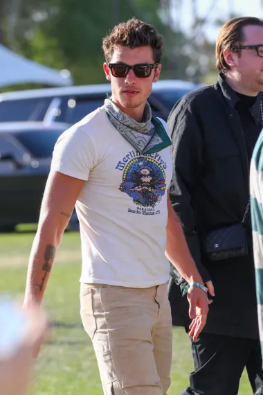Shawn Mendes definitivno će pamtiti ovu Coachellu. Iako je na festival stigao s prijateljima, kasnije su ga paparazzi ulovili u strastvenom poljupcu s bivšom djevojkom Camilom Cabello. Čini se kako su se bivši partneri susreli na Coachelli  i jednostavno prepustili trenutku. Je li to pomirenje na pomolu pokazat će vrijeme 