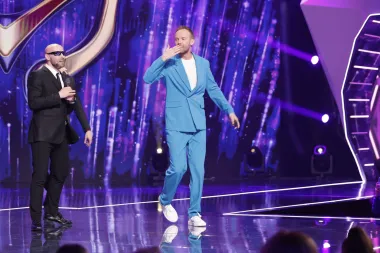 Saša je ovaj put bio u svjetlo plavom odijelu s dvostrukim kopčanjem. 