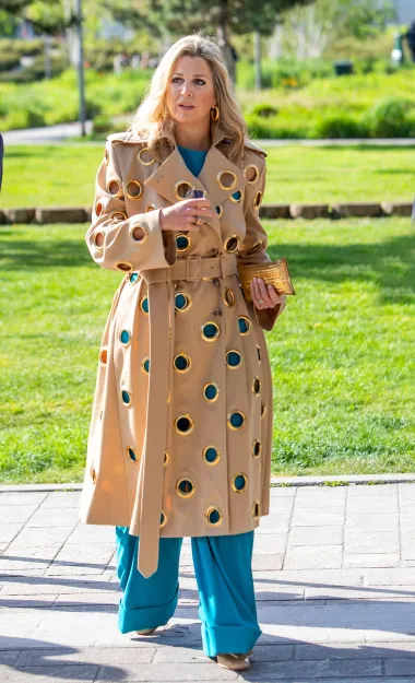 Na nogama je također nosila zlatne salonke s potpisom modne kuće Ferragamo. 