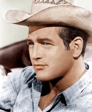 Paul Newman bio je veliki holivudski glumac, filmski redatelj, imitator, filantrop i automobilist. Zbog prodornih plavih očiju i nevjerojatnog šarma, žene su ga obožavale pa se i danas smatra jednim od najzgodnijih glumaca svih vremena. Tijekom svoje bogate filmske karijere osvojio je brojne prestižne nagrade, uključujući i Oscar za svoju izvedbu u filmu &apos;Boja novca&apos; Martina Scorsesea 1986. godine. Bio je i strastveni ljubitelj automobila te je nekoliko puta pobijedio u nacionalnim prvenstvima kao vozač u natjecanju Američkog sportskog automobilističkog kluba. Umro je 2008. godine od raka pluća, u dobi od 83 godine, a 50 godina bio je u braku s glumicom Joanne Woodward te se njihova ljubavna priča smatra jednom od najljepših u Hollywoodu. 