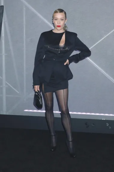 Slavna glumica koja je odnedavno i &apos;hrvatska snajka&apos; jer se udala za Hrvata, također je odjenula all black kombinaciju. 