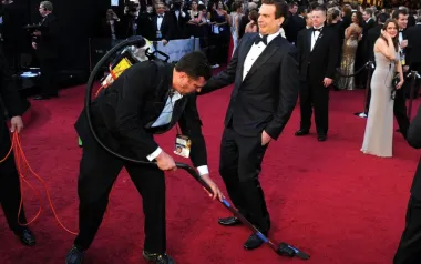 Glumac Jason Segel, kojeg najbolje pamtimo po ulozi u seriji &apos;Kako sam upoznao vašu majku&apos; i brojnim drugim komedijama, prošetao je crvenim tepihom na dodjeli Oscara 2012. kada se pred njim pojavio čovjek koji je usisavao taj isti tepih. Segelova reakcija nasmijala je sve okupljene, a fotograf ju je ovjekovječio.