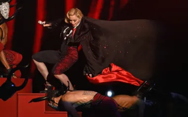 Madonnina izvedba na dodjeli nagrada BRIT Awards 2015. godine bila je u najmanju ruku vatrena, a pjevačica je dokazala da se i najboljima može dogoditi nezgoda na pozornici. Naime, za vrijeme nastupa plesači su joj pokušali skinuti plašt, što je bio dio njezine točke, no kako je pjevačica kasnije istaknula, plašt je bio prečvrsto svezan, zbog čega je pala kada su ga plesači pokušali skinuti.