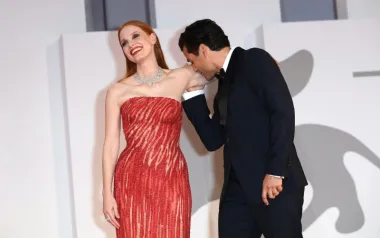 Glumci Jessica Chastain i Oscar Isaac zajedno su glumili u seriji &apos;Prizori iz bračnog života&apos; 2021. godine, a potrudili su se i da na crvenom tepihu izgledaju kao bračni par, što je ispalo vrlo neugodno, posebno zato jer su oboje u braku - s drugim osobama. Njihove fotografije s Venecijanskog filmskog festivala 2021., na kojima razmjenjuju nježnosti, nisu &apos;sjele&apos; baš svima i bile su glavna tema razgovora.