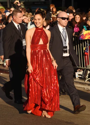 Na premijeri filma &apos;Wonder Woman&apos; 2017. godine lijepa glumica Gal Gadot nosila je glamuroznu crvenu haljinu uz koju je odlučila obuti ravne Aldo sandale. I izgledala je doista fantastično. 