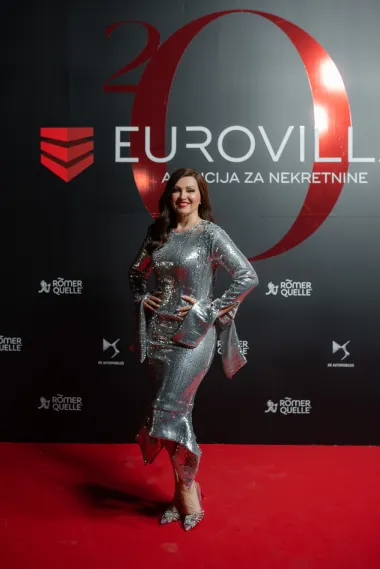 Nikolina Pišek oduševila u crnoj kombinaciji, dok je Nina Badrić zasjala u srebrnom