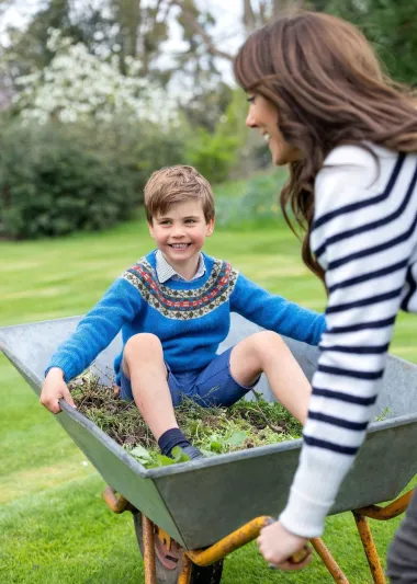 Kate Middleton ovaj put je na fotografiji sa svojim najmlađim sinom. Preslatkog princa je odjenula u plavu vesticu i košulju te tamno plave kratke hlače, dok se ona odlučila za majicu mornarskog stila. Mnogi su komentirali kako princ Louis nevjerojatno podsjeća na svog oca princa Williama. 