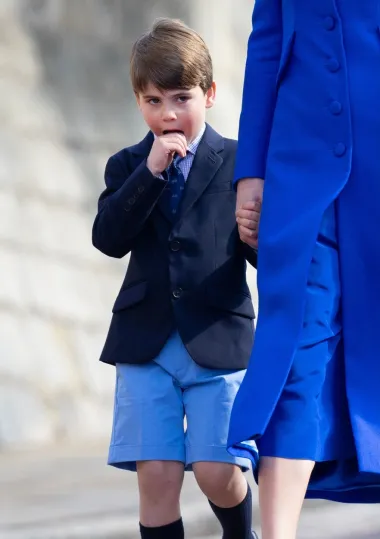 Podsjetimo li se lanjske proslave platinastog jubileja kraljice Elizabete, ne možemo zaboraviti kako je glavna zvijezda bio princ Louis i njegove ekspresije za vrijeme preleta kraljevskog zrakoplovstva. I ove godine na proslavi Uskrsa, maleni Louis nije bio impresioniran fotografima koji ga prate u stopu. 