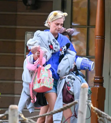 I dok su njezina djeca bila na vožnji, Charlize je odlučila da neće s njima nego će ih pričekati. I tako je završila s nekoliko hudica, rajfova, kantica od kokica i ruksaka. Situacija koja je mnogim mamama itekako poznata. 
