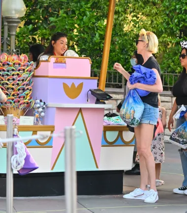 Charlize nije odoljela kupiti nekoliko sitnica. A u park je došla odjevena u kratke traper hlačice koje su savršeno istaknule njezine duge noge i običnom crnom T shirtu. 