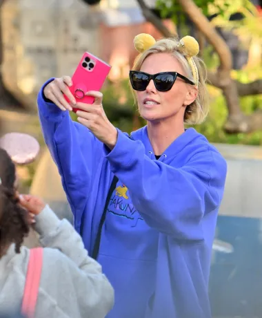 Charlize je u Disneylandu kupila rajf s ušima Winnie the Pooha, baš kao i hudicu s natpisom Hakuna Matata, poznatom rečenicom iz mnogima omiljenog animiranog filma &apos;Kralj lavova&apos; 
