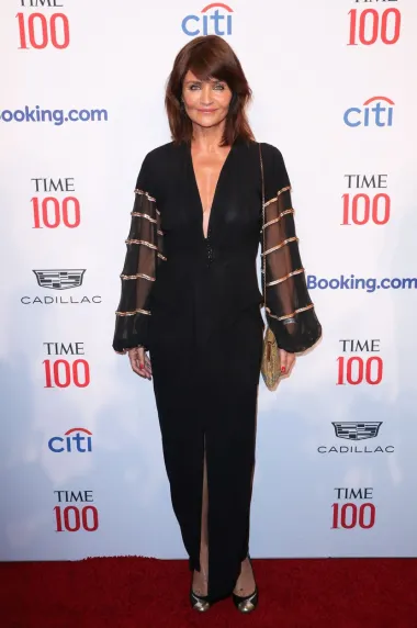Helena Christensen, jedna od najpoznatijih bivših manekenki za ovaj crveni tepih se odlučila na jednostavnu, no efektnu kombinaciju hlača i košulje sa zlatnim detaljima. 