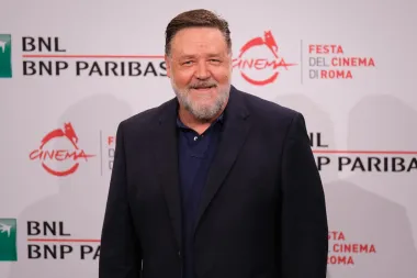 Omiljen glumac Russell Crowe poznat je po brojnim ulogama i po tome što je odličan u svom poslu, ali je također poznat po tome što ima vrlo malo strpljenja za svoje obožavatelje, ali i ostale. U snimci s voditeljem Ryanom O&apos;Nealom, vidjelo se kako vrijeđa publiku jer je pljeskala neusklađeno s glazbom, ali i kako vrijeđa tog istog voditelja.