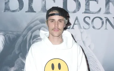 Pjevač Justin Bieber poznat je po tome što je nekad druželjubiv, a nekad baš i ne kada se radi o druženju s obožavateljima, a poznat je i po tome što je otkazao nekoliko meet-and-greet susreta s obožavateljima, kao i zbog lošeg ponašanja u javnosti. A jednom prilikom, kada ga je nekoliko obožavatelja zamolilo za zagrljaj, on ih je hladno odbio.
