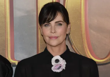 Charlize Theron je navodno jednom prilikom dokazala da je tipična holivudska &quot;zla djevojka&quot;, prema njezinoj obožavateljici i kolegici, glumici Tiji Mowry. Kada je Mowry pružila ruku i pozdravila Theron prilikom jednog fitness tečaja, Theron je navodno zakolutala očima i rekla: &quot;O moj Bože&quot;, aludirajući na to da ju je prekinula u treningu.