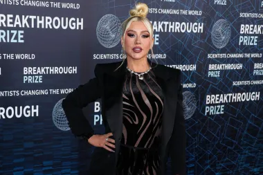 Valerie Bertinelli američka je glumica, no Christina Aguilera očito nema pojma tko je ona. Nakon što je Bertinelli prišla pjevačici kao obožavateljica i pohvalila je za njezinu glazbu, Aguilera joj je grubo odgovorila: &quot;Da, kako god&quot;. Bertinelli je ostala zatečena takvim ponašanjem i nije joj bilo jasno kako netko može biti tako bezobrazan.