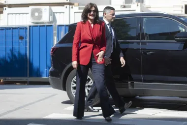 Odlična poslovno elegantna kombinacija naše prve dame