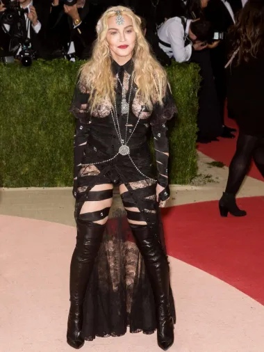 Kontroverzne modne kombinacije Madonni nisu nimalo strane, a s godinama njezin modni stil postaje sve čudniji. Na Met Gali 2016. godine pop kraljica se pojavila u neobičnom outfitu – nosila je prozirni crni komplet koji baš i nije oduševio modne kritičare. 