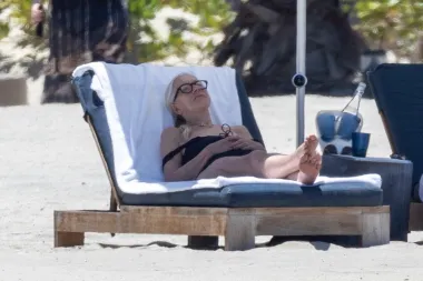 Helen je uživala na ležaljci. Izgleda kako je sama otišla na odmor bez supruga. 