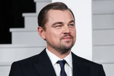 Pomalo neočekivano, ali na petom mjestu našao se Leonardo DiCaprio, a prema korisnicima Reddita, iako su svi bili sretni za njegovog prvog Oscara za ulogu u filmu &quot;Povratnik&quot;, razlog zašto ga DiCaprio nije osvojio ranije je taj što ga jednostavno nije zaslužio. Redditovci su objasnili zašto ih &apos;nervira&apos;, a to je zato što &quot;u gotovo svakom filmu, on prelazi put od samouvjerenog šarmera zalizane kose do ljutog i paranoičnog tipa s raščupanom kosom i crvenim licem&quot;.