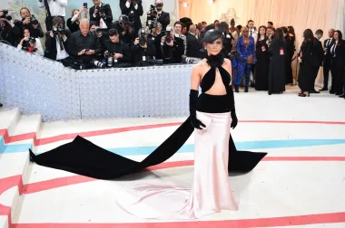 J.Lo se na crvenom tepihu pojavila u glamuroznoj haljini s potpisom Ralpha Laurena, a ovaj put je stigla bez pratnje supruga Bena Afflecka. 