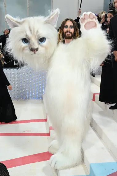 Jared Leto kao mačka Choupette prije nego se presvukao u upečatljivi crni outfit s plaštom, s potpisom modne kuće Gucci.