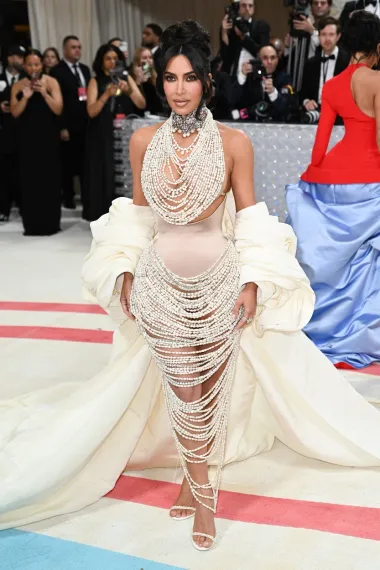 U efektnoj Schiaperellijevoj haljini Kim Kardashian podsjetila je na svoj look kad je pozirala za Playboy davne 2007. godine prekrivena samo ogrlicama od perlica.