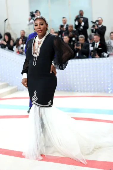 Baš poput Karlie Kloss, trudnoću je objavila i slavna tenisačica Serena Williams koja sa suprugom Alexisom Ohanianom također očekuje drugo dijete. Ona se pojavila u  crnoj Gucci haljini s perlicama i kristalima te donjim dijelom od upečatljivog bijelog tila. 