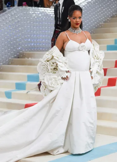 I dok se njezin partner ASAP Rocky pojavio u Gucciju, ona je odabrala bijelu haljinu modne kuće Valentino, s veom dugim pet metara i svilenim plaštom s 30 kamelija, 500 latica i 25 listova.
