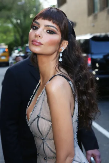 Emily Ratajkowski definitivno je zaslužila nagradu za najbolji smokey eye look. Pun pogodak. 