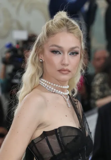 Gigi definitivno zna što je trendi. Tako je za party odabrala ultra popularan siren eye look koji je u posljednje vrijeme pravi hit. Gigi je osim Leonarda DiCaprija s kojim se navodno sastala nakon glamouroznog partyja osvojila beauty nagradu za najbolji trendi make up look. 