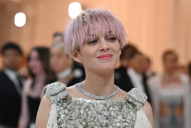 Nitko nije mogao ni očekivati da će slavna francuska glumica na crveni tepih stići s pink kosom. Definitivno je dobila nagradu za najneočekivaniju boju kose. 