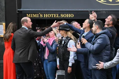 Genijalan narančasti kaput za pub: Princ i princeza od Walesa pripremaju se za krunidbu