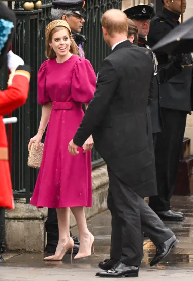 Princeza Beatrice odabrala je haljinu brenda Beulah London. Sve je upotpunila golemim rajfom koji stoji čak 700 eura