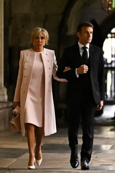 Brigitte Macron i ovaj put je oduševila modnim odabriom. Nježnom pink kombinacijom s potpisom Louis Vuittona oduševila je sve