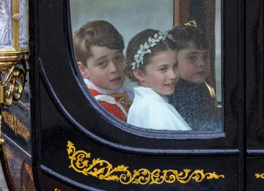 Princeza Charlotte imala je tijaru koja je nalikovala onoj koju je nosila njezina mama Kate Middleton, odnosno princeza od Walesa. 
